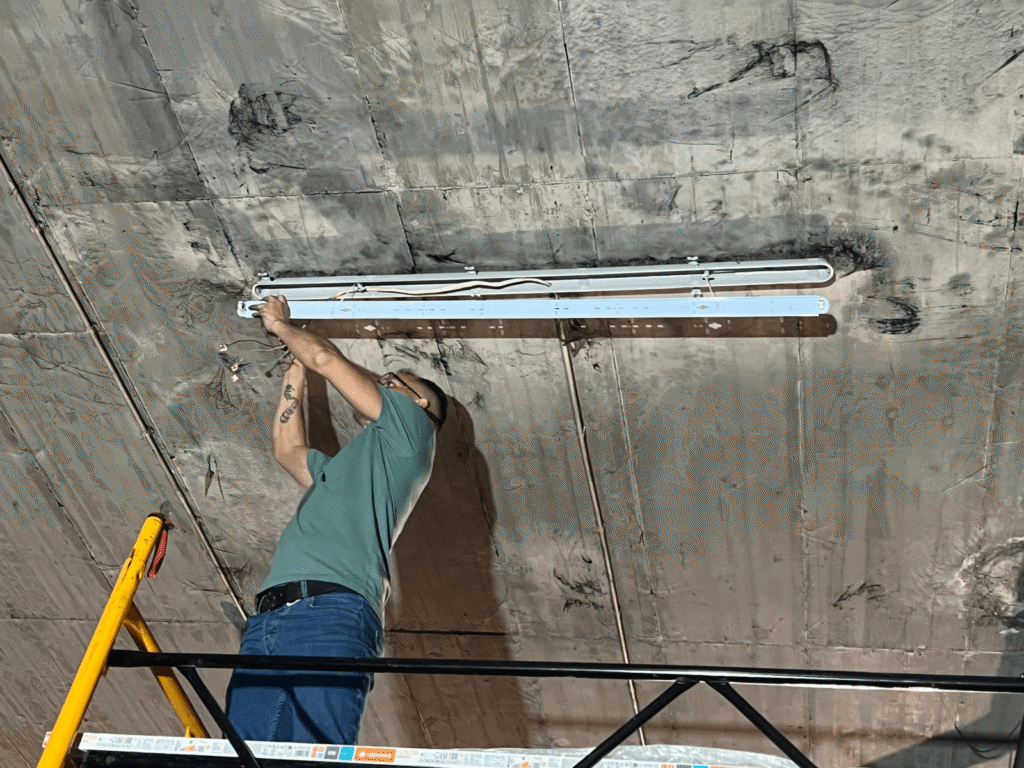 Técnico reparando lâmpada